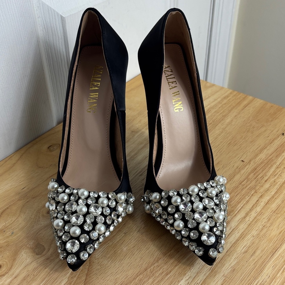 Azalea Wang Ameila black pointed toe pump rhinestone and pearl accents Size 7